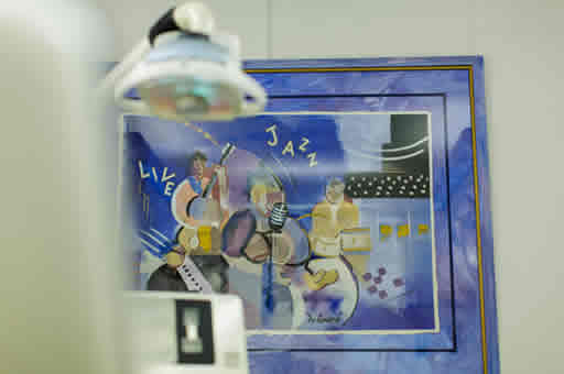 Behandlungsraum mit blauem Wandbild