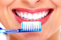 Lächeln und Zahnbürste, Gründliche Vorsorge um Schäden zu vermeiden